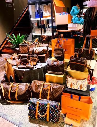 实测分享“高仿普拉达Prada Route 中号皮革手提包一手货源”价格却相差好几倍 p1